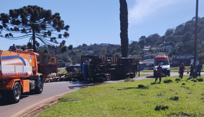 Guaraniaçu – Caminhão carregado com madeira tomba na BR 277